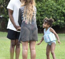 Beyoncé, Jay Z e Blue Ivy curtem as férias na Itália e na França.