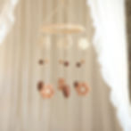Handgemaakte babymobiel met nude madeliefjes en hartjes - Handmade baby mobile with nude daisies and hearts