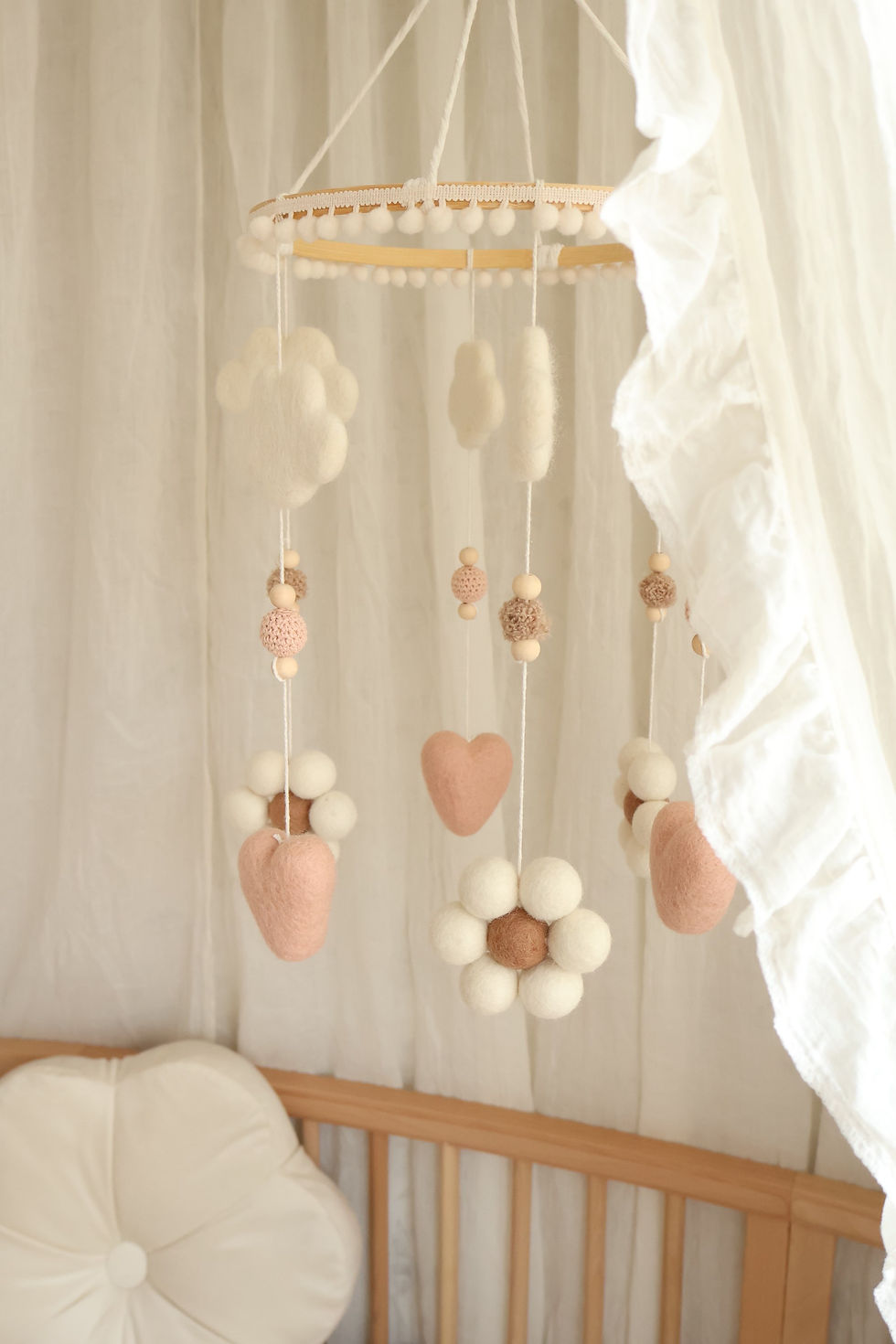 Thumbnail: Zijaanzicht Handgemaakte babymobiel met bruine madeliefjes en hartjes - Handmade baby mobile with brown daisies and hearts