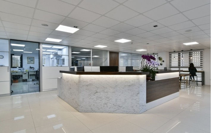 寬敞明亮的行政櫃檯