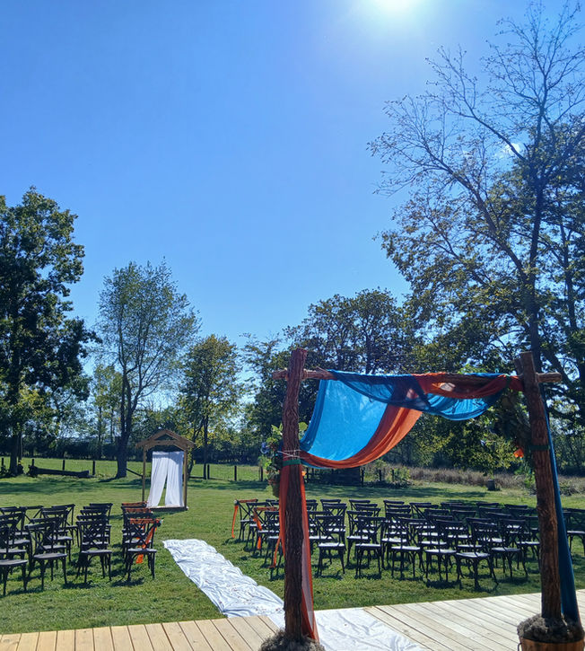 Outdoor Barn Wedding Venue near Lexington in Winchester KY