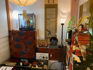 Aloha!Thank you for using Sannaka West.Here we have a traditional Japanese lacquer ware shelf,