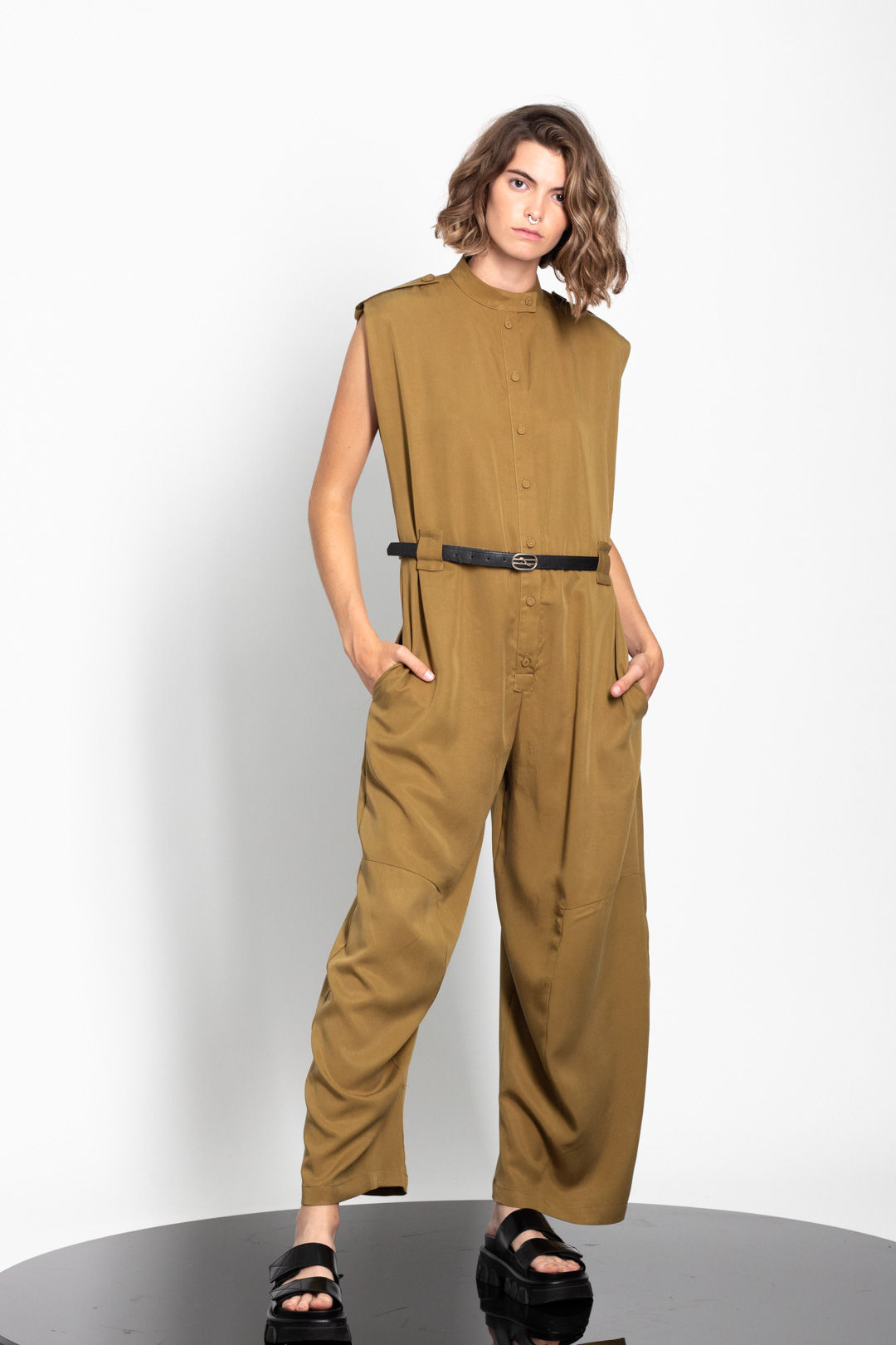 Sleeveless mandarin neck jumpsuit