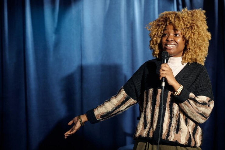 young-smiling-female-stand-up-comedian_274679-48143.jpg