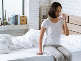 BERE UN BICCHIERE D’ACQUA TIEPIDA APPENA SVEGLI “PURIFICA” L’ ORGANISMO ?