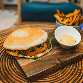 Bokit effiloché de boeuf, accompagné de frites
