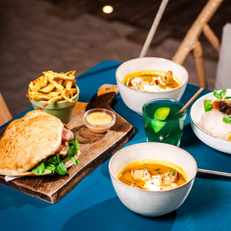 Plats bokit, poulet colombo, jerk de boeuf, velouté, saumon à la Toscane