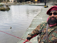 ドン・ディノス将軍、釣りをする