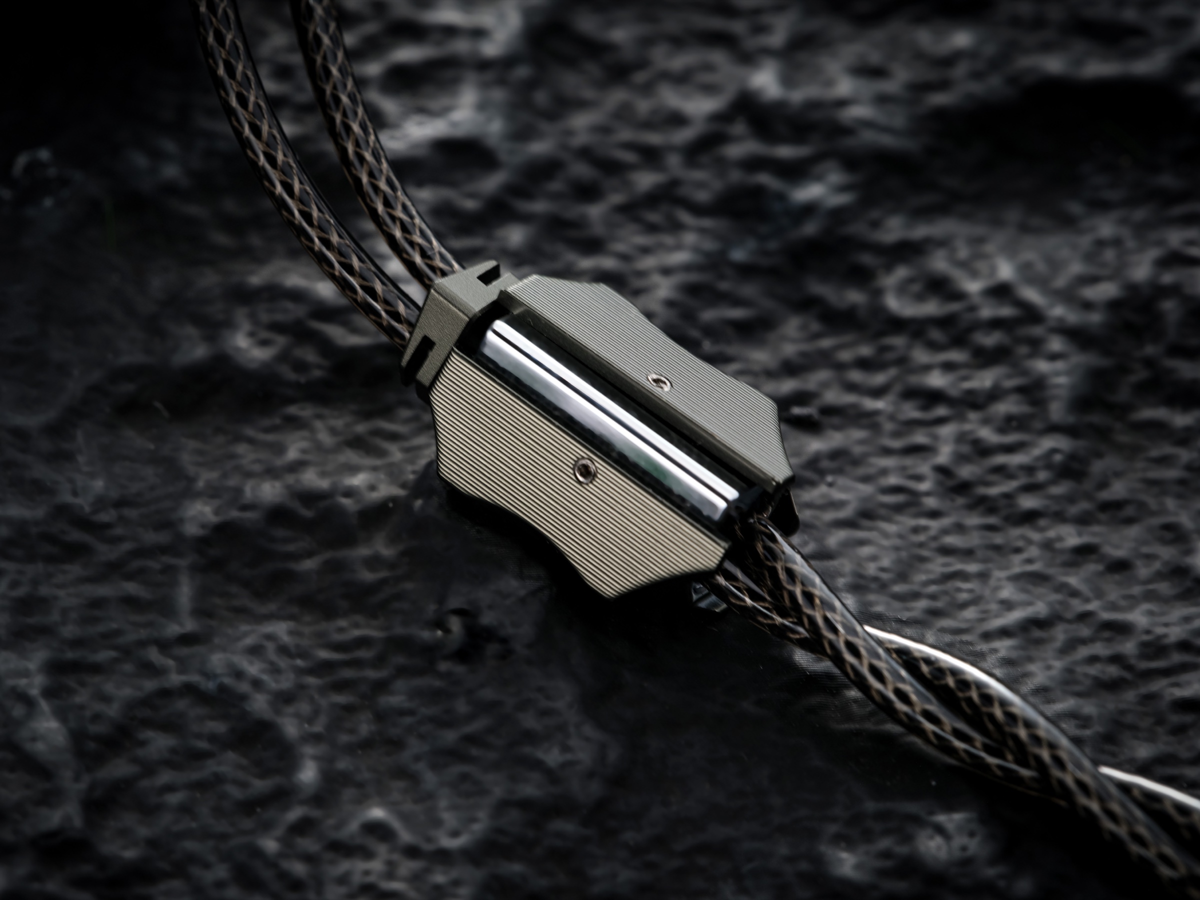 Alexander cable splitter texture detail