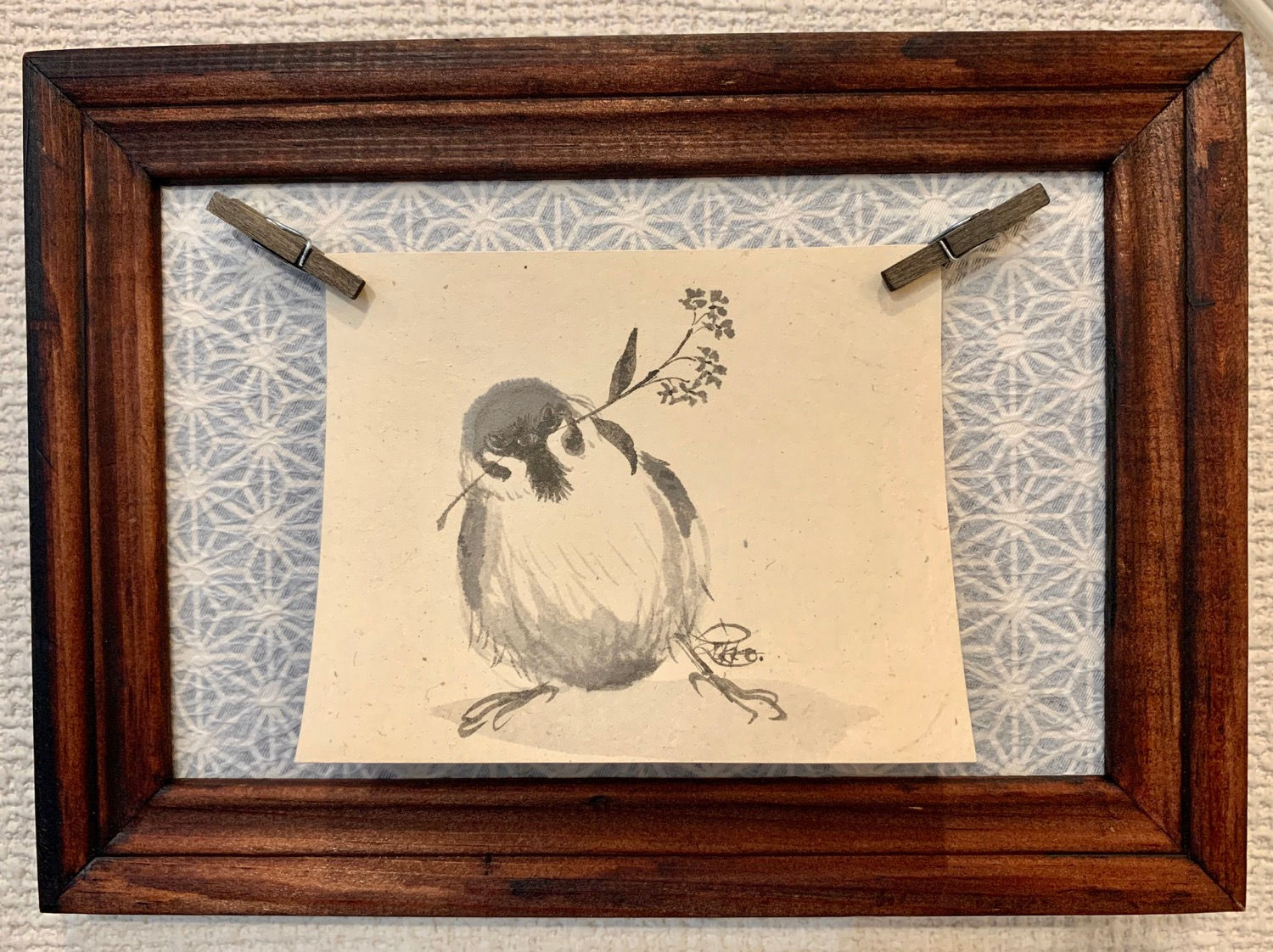 幸前育子 作「花をくわえるチュン」