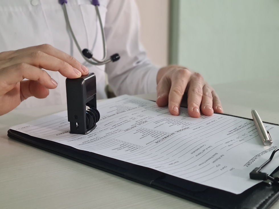 el-doctor-pone-un-sello-en-el-primer-plano-de-los-documentos-medicos.jpg