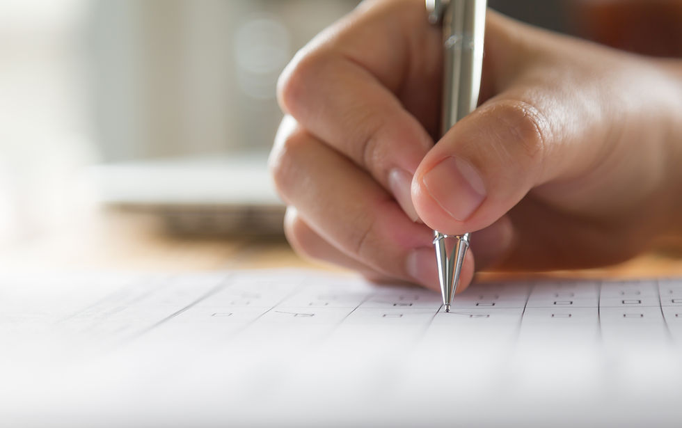 mano-escribiendo-en-un-papel-con-un-boligrafo.jpg
