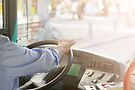 captura-recortada-del-conductor-del-autobus-sosteniendo-el-volante.jpg