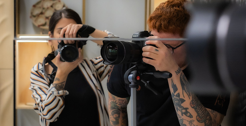 Mariana y Joaquín de Estudio 99 capturando fotografías durante una sesión en terreno.