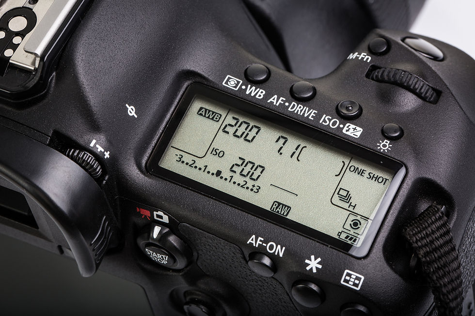 Close-up van een zwart camera-display met instellingen ISO 200, diafragma 7.1 en andere knoppen. Zwart-witte kleuren.