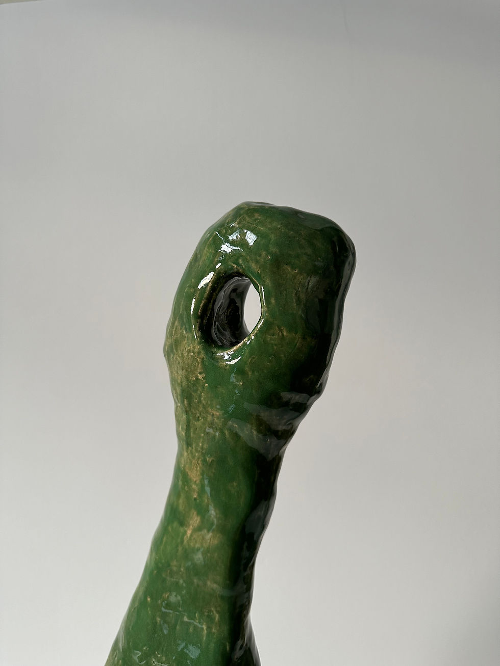 Thumbnail: Queen Jade groene keramische sculptuur uit witte klei als decoratief object voor een natuurlijk en artistiek interieur