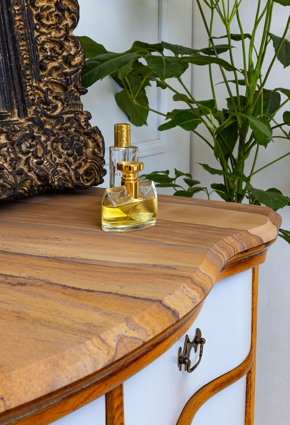 Miniatura: Cajonera Luz de Cedro de madera sólida con curvas francesas detalle madera petrificada mueble para recámara Martha Vargas