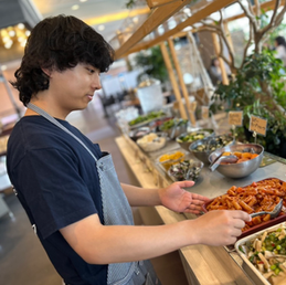 【デリランテ神戸モザイク】海の絶景と楽しむ贅沢ビュッフェランチ|お惣菜や新鮮野菜、カレーまで食べ放題!