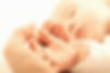 La main d'un bébé dans la main de l'un de ses parents mettant en scène les empreintes et le lien d'amour