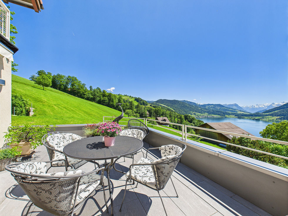 CAM04430G0-PR0019-STILL040