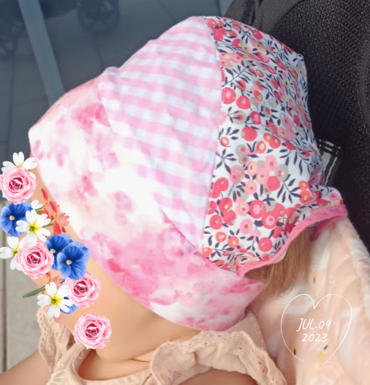 Miniaturbild: rosa gemustertes Kopftuch mit Kind , Seitenansicht