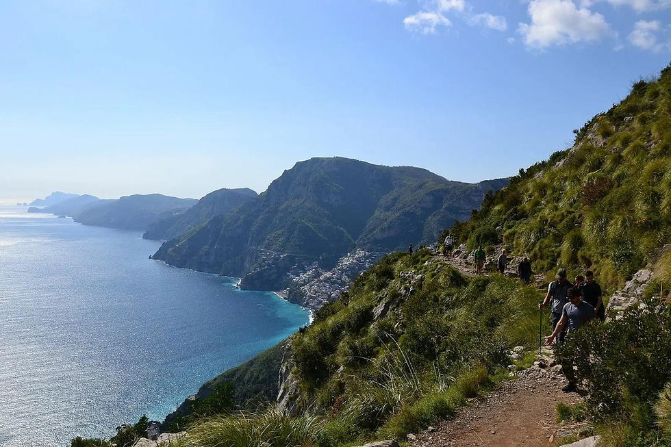 €74,00
(Disponibile tutti i giorni – condizioni meteo permettendo)
Durata: circa 6–7 ore
Tipologia: tour condiviso
Partenza: Piazza Tasso, Sorrento (sotto le bandiere) alle 08:00
Rientro: circa 14:30
Prezzo: €74,00 a persona
Scopri uno dei sentieri escursionistici più spettacolari al mondo: il Sentiero degli Dei. Questo antico percorso collegava i borghi di Nocelle e Bomerano e si snoda per circa 7,5 km lungo le scogliere della Costiera Amalfitana, offrendo panorami mozzafiato sospesi tra cielo e mare.
L’escursione include il pick-up dal punto di incontro in Piazza Tasso, il trasferimento al punto di partenza e una camminata guidata lungo il sentiero. Si tratta di un percorso di media difficoltà, adatto a chi ha una buona forma fisica: si consiglia di indossare scarpe comode e portare almeno 1 litro d’acqua.
Al termine del trekking è previsto il rientro a Piazza Tasso, Sorrento.
Incluso nel tour:
Trasporto
Accompagnatore e guida locale
Tasse e assicurazione (ai sensi dell’Art. 20 Legge Italiana del 17 marzo 1995)
Non incluso:
Tutto ciò non espressamente indicato nella sezione “Incluso nel tour”
Eventuali ingressi (soggetti a variazione)
Se desideri esperienze di trekking meno affollate e più autentiche, possiamo anche consigliarti percorsi alternativi come la Valle delle Ferriere, Punta Campanella e altri angoli nascosti della costa.
