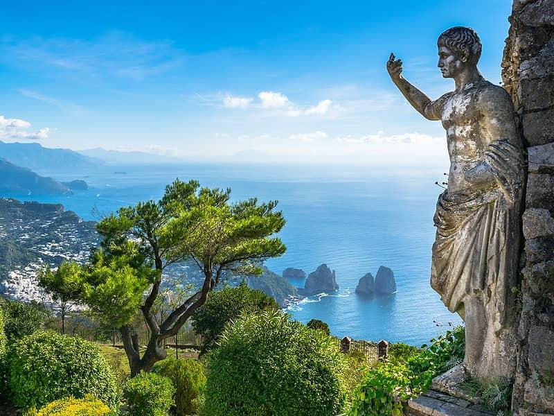 Prezzo: 143,00 €
Durata: circa 9 ore
Punti salienti:
Partenza da Sorrento
Tour giornaliero garantito
Transfer da/per punto di incontro
Escursione panoramica in barca
Navigazione lungo la costa
Tour guidato di Capri e Anacapri
Tempo libero per lo shopping
Vivi il meglio di Capri in un solo giorno! I colori vivaci delle ceramiche artigianali, il profumo fresco dei limoni e il bianco luminoso del centro storico faranno da cornice a un’esperienza indimenticabile. Potrai scoprire l’isola sia via mare che via terra e non perdere l’occasione di assaggiare la cucina tipica caprese.
Programma del tour:
Partenza al mattino da un punto di incontro designato e trasferimento al porto.
Una volta a bordo, lo staff fornirà informazioni durante la navigazione lungo la Costiera Sorrentina, dove potrai ammirare pittoreschi borghi di pescatori e scogliere spettacolari a picco sul mare.
All’arrivo a Capri, è prevista una navigazione panoramica attorno all’isola per scoprirne la costa mozzafiato. Vedrai grotte suggestive come la Grotta Meravigliosa, la Grotta Bianca e la Grotta Verde, passerai davanti a Villa Malaparte e attraverserai il famoso Arco dell’Amore sotto i celebri Faraglioni, simbolo iconico dell’isola.
L’esperienza continua via terra con un tour guidato di Capri e Anacapri. Visiterai i principali punti di interesse come il centro storico di Anacapri, la celebre Piazzetta Umberto I e i Giardini di Augusto (ingresso incluso). Per una vista panoramica spettacolare è consigliata la salita con la seggiovia fino a Monte Solaro, il punto più alto dell’isola.
Durante la visita ai negozi artigianali è prevista anche una piccola degustazione di limoncello. Avrai poi tempo libero per esplorare, fare shopping o gustare piatti tipici in autonomia.
Al termine della giornata, rientro con transfer al punto di incontro iniziale.
Nota: la Grotta Azzurra non è inclusa nell’itinerario a causa dei tempi di attesa.
Prezzi:
Adulti: €143,00 – Bambini (3–6 anni): €133,00 – Neonati (0–2 anni): gratis
Incluso:
Transfer da/per punto di incontro
Staff multilingue (italiano, inglese, spagnolo)
Mappa dettagliata dell’isola
Guida autorizzata per Capri e Anacapri
Tempo libero per shopping
Trasporto in minibus sull’isola
Biglietto Giardini di Augusto
Degustazione di limoncello
Tour in barca intorno all’isola
Non incluso:
Ingressi ad attrazioni opzionali
Servizi non specificati
Tassa di sbarco (€5,00 a persona)
Partenza:
Pick-up disponibile dai punti di incontro designati a Sorrento e dintorni.
Informazioni aggiuntive:
Disponibile tutti i giorni dal 1 aprile al 31 ottobre (meteo permettendo)
Lingue: italiano, inglese, spagnolo