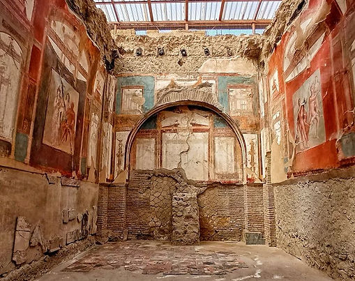 Disponibile da aprile a ottobre
Durata: 2 ore
Prezzo: €39,00 per adulto | €25,00 bambini (4–17 anni)
Gruppo massimo: 20 partecipanti
Seppellita insieme a Pompei durante l’eruzione del Vesuvio nel 79 d.C., Ercolano offre uno sguardo unico e affascinante sulla vita del passato.
Durante la visita guidata esplorerai gli scavi archeologici dell’antica città, fondata dai Greci, ricoperta dalla lava e straordinariamente conservata nel corso dei secoli.
Highlights
Scopri un sito UNESCO perfettamente conservato
Visita guidata tra case, strade e strutture originali
Approfondimento sulla storia dell’eruzione del 79 d.C.
Esperienza culturale immersiva
Incluso
Biglietti d’ingresso
Guida professionale
Auricolari (per gruppi superiori a 10 partecipanti)
Info utili
Si consiglia di portare macchina fotografica e scarpe comode
È richiesto un documento d’identità o una copia del passaporto
Contattaci per verificare la disponibilità e prenotare la tua visita!