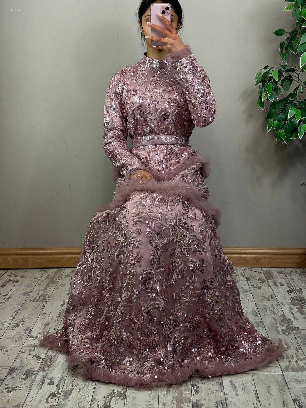 Indexkép: Dusty Pink Lace Gown