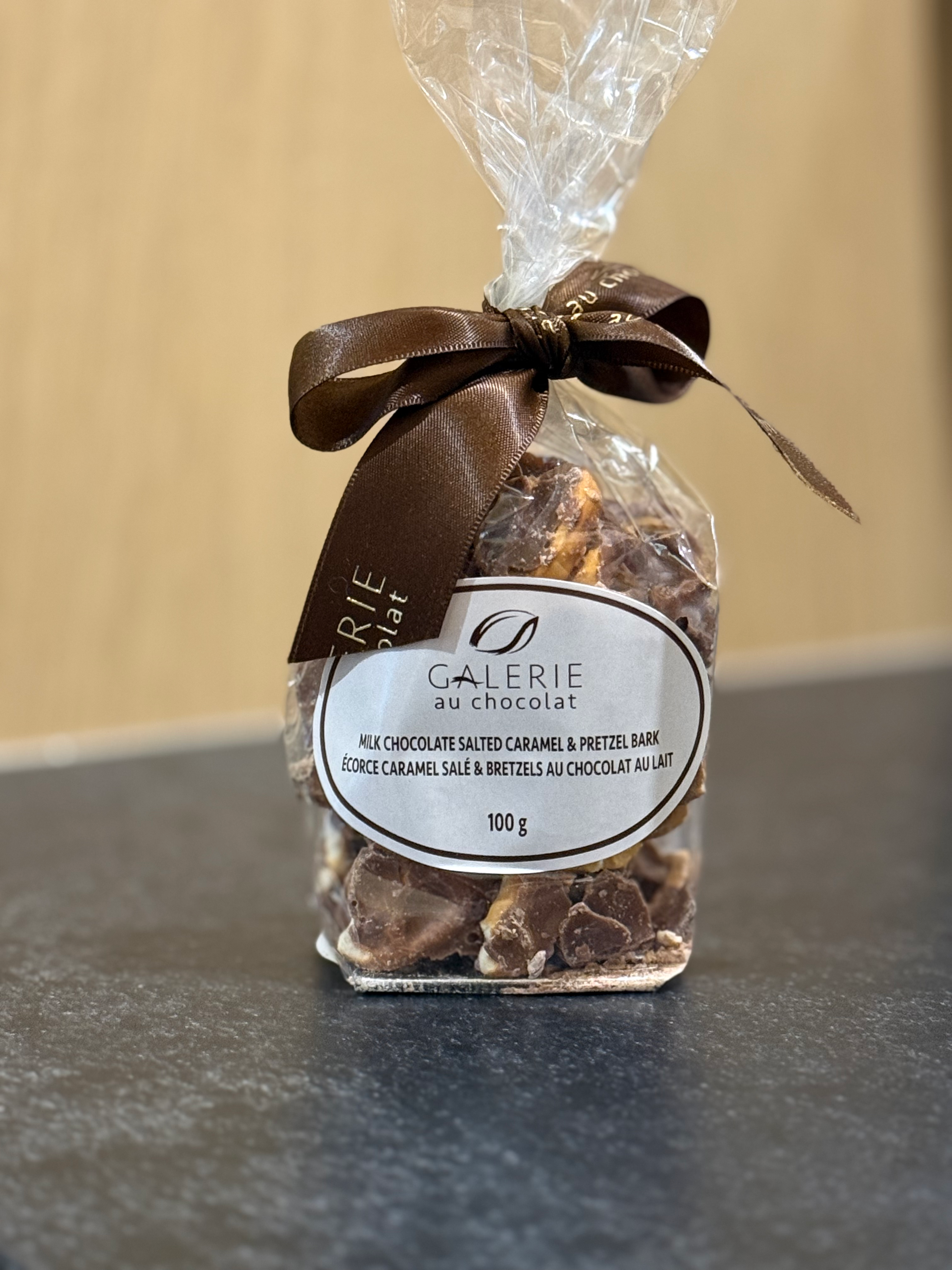 Galerie au Chocolate - Milk Choc salted caramel Pretzel