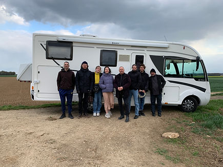 equipe devant camping car 2.JPG
