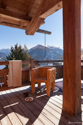 Chalet de luxe à la montagne équipé d'une piscine avec jacuzzi et sauna. Chalet luxe en montagne en bois de mélèze dans les auteurs de Briançon, dans la vallée de Serre Chevalier.