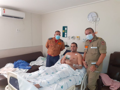 "Bombeiros de Cristo" visitam oficial em recuperação hospitalar
