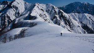 残雪の八海山・入道岳と阿寺山