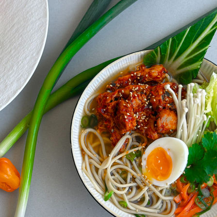 Ramen bowl met Nacholito Korean BBQ Pulled Chicken – rijke noedelsoep met kip, groenten en bouillon, ideaal voor Aziatisch geïnspireerde menu’s.”