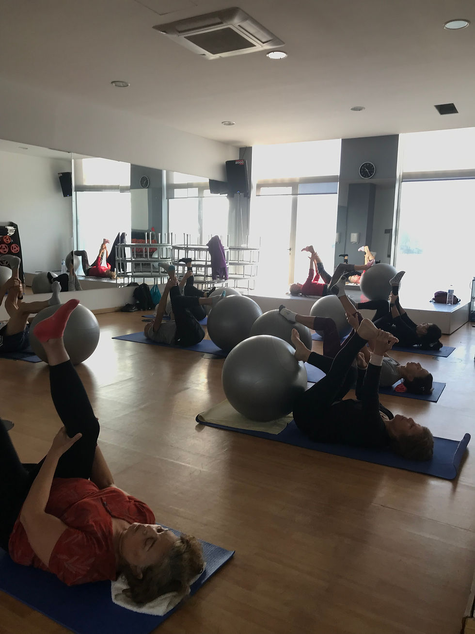Vista ampla da sala de aulas com equipamentos de fitness e espaço aberto