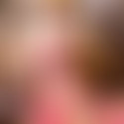 aniamtrice con bambina in un SPA Party a casa