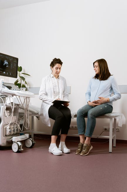 Pregnant woman talks with her obgyn