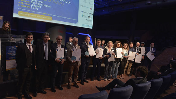 Valerio che premia.jpg