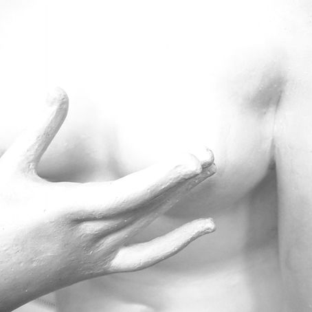 Détail d'une statue classique dont la main recouvre un sein, illustrant la thématique du retrait des corps et de la grève du sexe abordée par Ovidie.