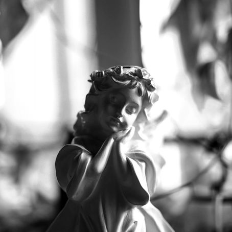 Un ange en noir et blanc pour illustrer Vu du ciel de Christine Angot.