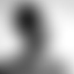 Portrait en gros plan d'une femme portant un collier élégant, illustrant le recueil de nouvelles Autour de ton cou de Chimamanda Ngozi Adichie.