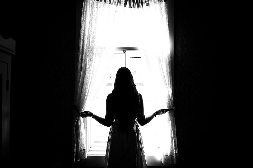 Silhouette d'une femme devant une fenêtre, photographie en noir et blanc symbolisant l’enfermement des femmes dans L’événement d’Annie Ernaux.