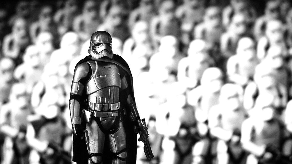 Une armée de clones pour illustrer l’essai Le coût de la virilité de Lucile Peytavin.