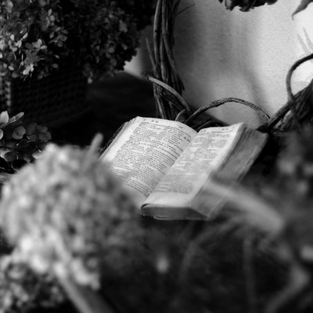 Un ancien grimoire ouvert, symbole de la puissance des femmes pour illustrer l'essai Sorcières de Mona Chollet.