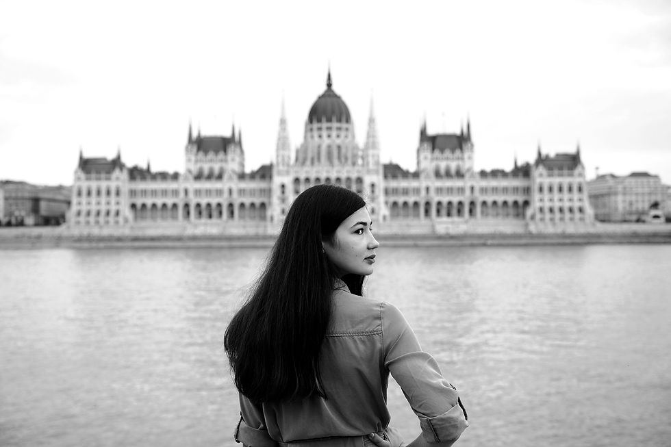 Vue du Parlement de Budapest en Hongrie avec une femme au premier plan, illustrant l'ambiance historique du roman Sombre dimanche d'Alice Zeniter.