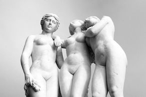 Trois statues nues blanches de style classique, l’une tenant des fleurs, sur fond gris neutre pour illustrer Femmes libres de la mythologie d'Anne Lanoë