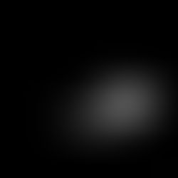 Un livre éclairé tenu par des mains qui disparaissent dans le noir symbolisant la place des femmes dans la littérature, loin de la lumière des hommes.