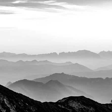 Paysage de montagne sauvage et rocheux évoquant les Cévennes, pour illustrer la chronique du roman S'adapter de Clara Dupont-Monod.