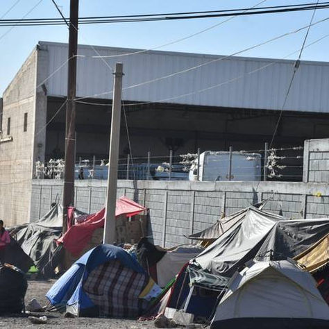 Grupo de migrantes abandonan campamento en Chihuahua hacia la frontera con Estados Unidos